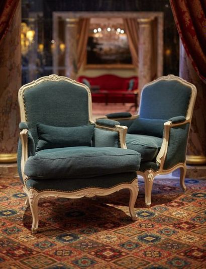 Paire de grandes bergères à la reine de style...