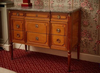 Commode de style Louis XVI en acajou ouvrant...