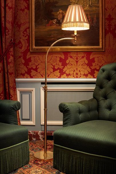 Une lampe de parquet dite liseuse en métal...