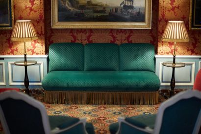 Banquette trois places garnie de velours...