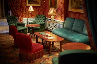 Banquette trois places garnie de velours...