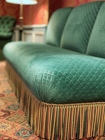 Banquette trois places garnie de velours...