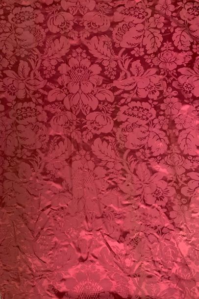 Paire de rideaux en damas de soie rouge,...