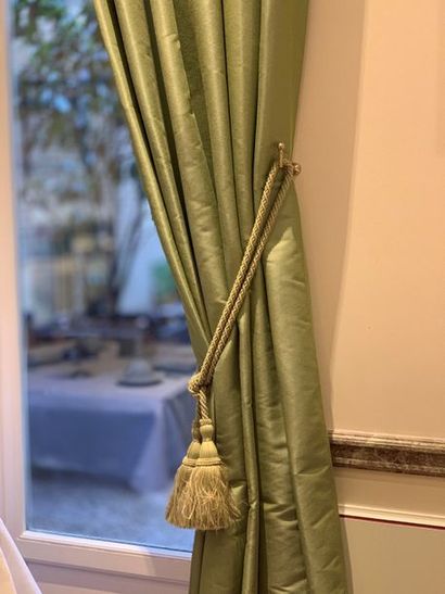 Deux paires de rideaux en taffetas vert d'eau...
