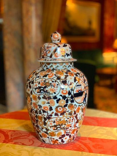Vase couvert de forme balustre en porcelaine...