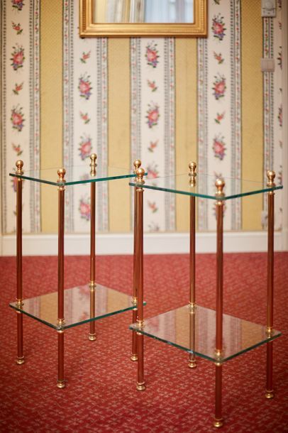 Une paire de tables de chevet, à deux plateaux...