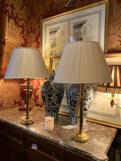 Une paire de lampe en laiton doré