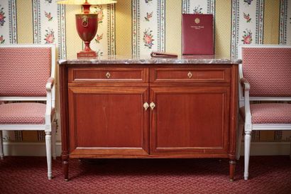Commode en acajou de style Louis XVI, plateau...