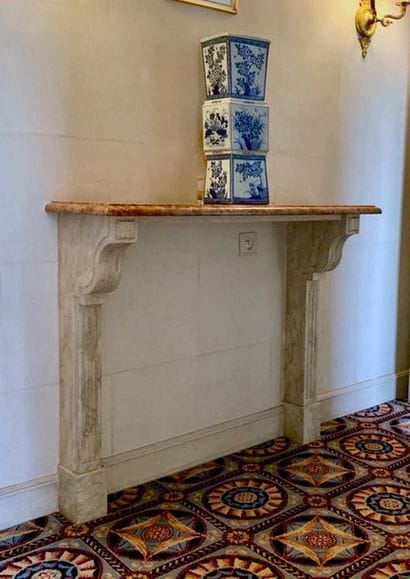 Console d'applique néo-classique. Les montants...