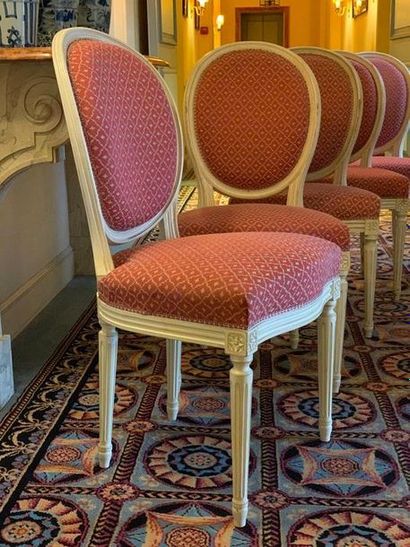 Suite de six chaises de style Louis XVI à...