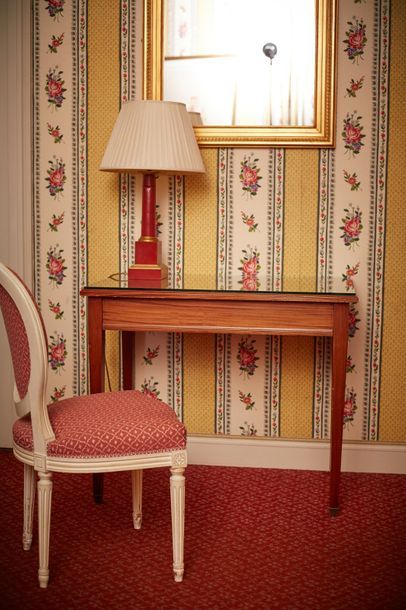 Bureau en acajou de style Louis XVI, ceinture...