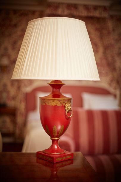 Vaughan Designs. Une lampe en tôle laquée...