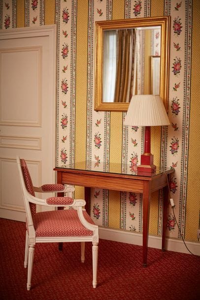 Bureau en acajou de style Louis XVI, ceinture...