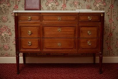 Commode de style Louis XVI en acajou ouvrant...