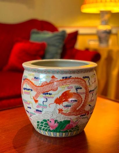 Vase à poissons, formant cache pot en porcelaine...