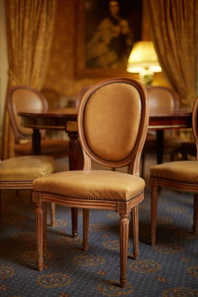 Suite de 6 chaises de style Louis XVI en...