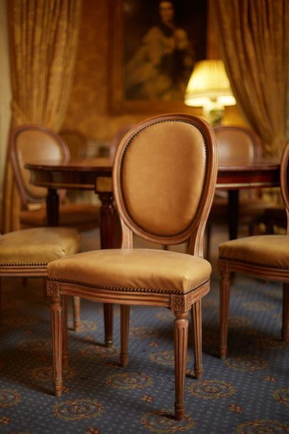 Suite de 6 chaises de style Louis XVI en...
