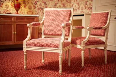 Paire de fauteuils à dossier carré de style...