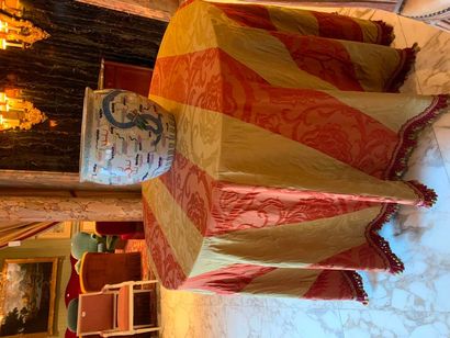 Tapis de table rond en damas rayé rouge et...