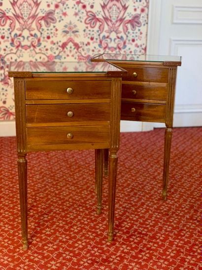 Deux paires de table de chevet en acajou...