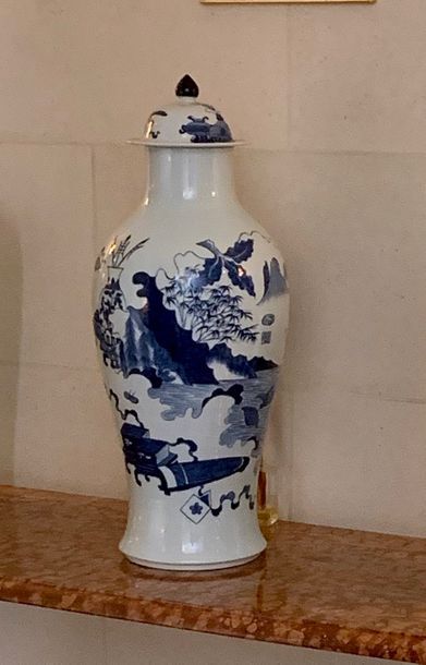 Vase couvert de forme balustre en porcelaine...