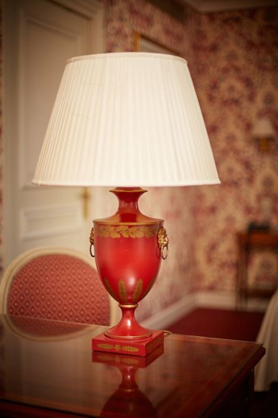 Vaughan Designs. Une lampe en tôle laquée...