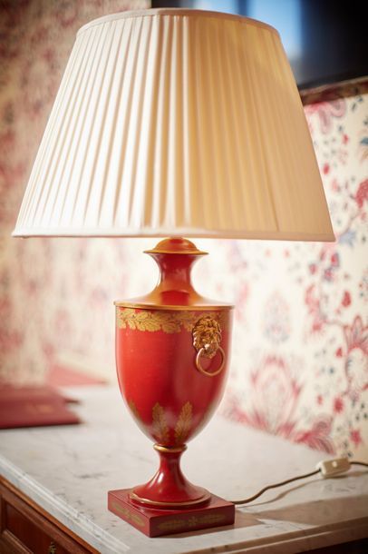 Vaughan Designs. Une lampe en tôle laquée...