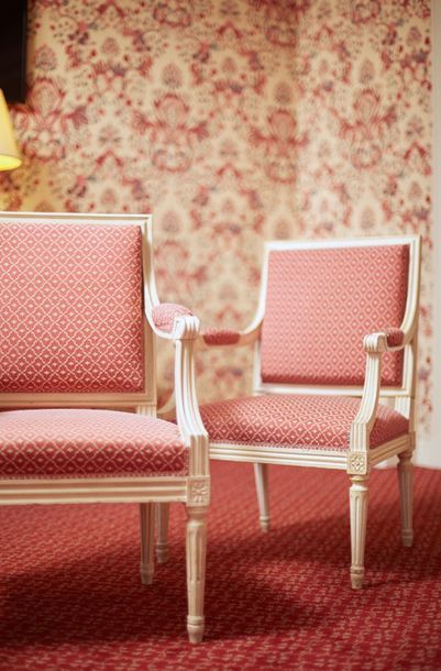 Paire de fauteuils à dossier carré de style...