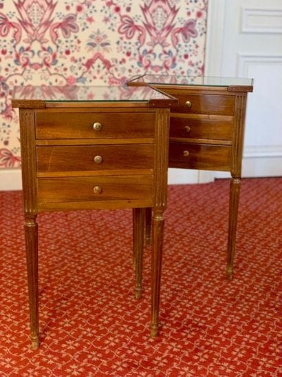 Deux paires de tables de chevet rectangulaire...
