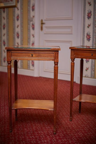 Paire de tables de chevet de style Louis...