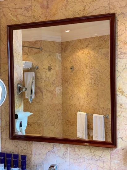 Deux miroirs rectangulaires, bordure en bois...