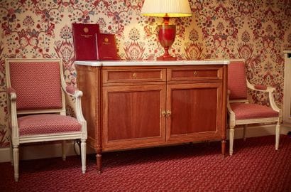 Commode en acajou de style Louis XVI, plateau...