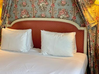 Deux têtes de lit en bois laqué blanc de...