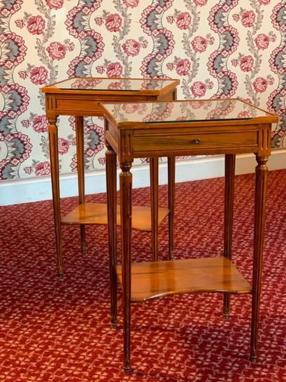 Paire de tables de chevet de style Louis...