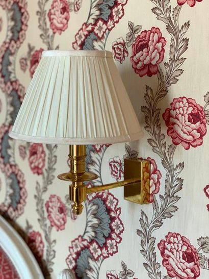 Suite de quatre appliques en métal doré à...