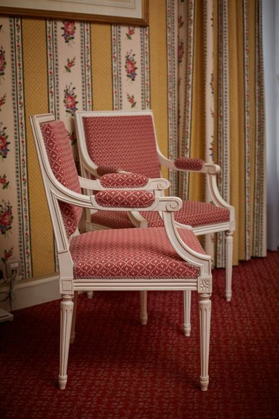 Paire de fauteuils à dossier carré de style...