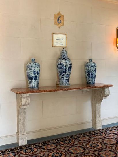 Console d'applique néo-classique. Les montants...