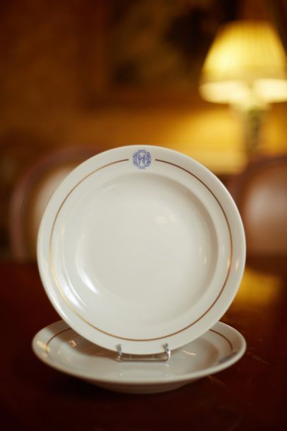 BERNARDAUD Limoges. Suite de 12 assiettes...