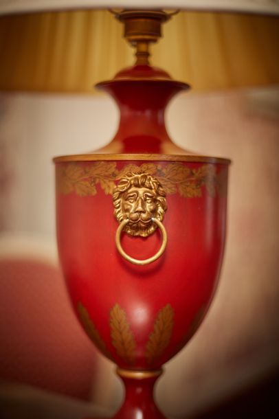 Vaughan Designs. Une lampe en tôle laquée...
