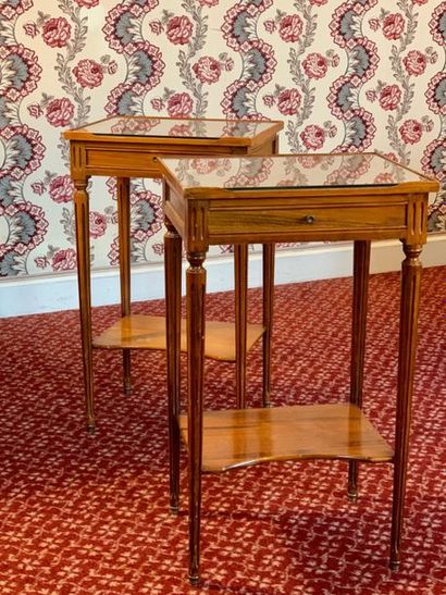 Paire de tables de chevet de style Louis...