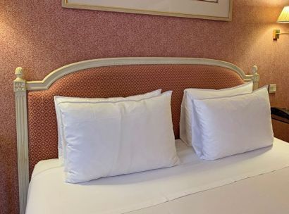 Deux têtes de lit en bois laqué blanc de...