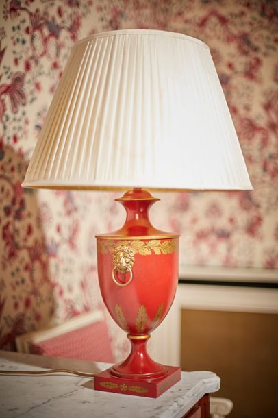 Vaughan Designs. Une lampe en tôle laquée...