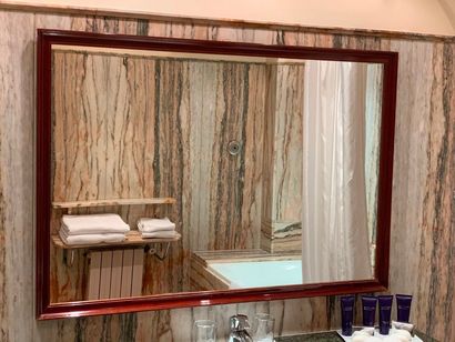 Deux miroirs rectangulaires, bordure en bois...