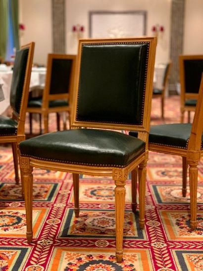 Cinq chaises de style Louis XVI à dossier...