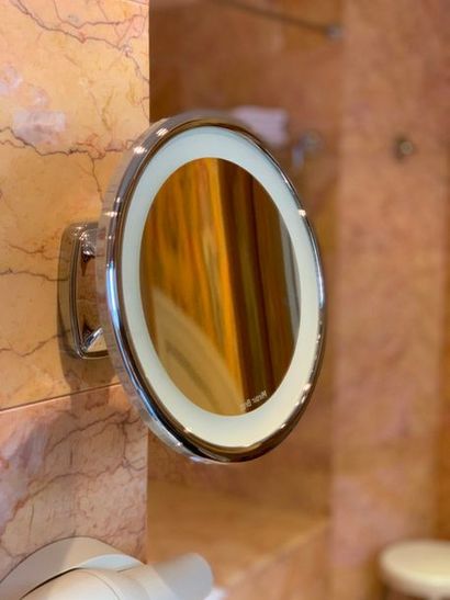 Brot. Miroir grossissant rétroéclairé. Finition...