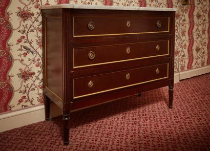 Commode de style Louis XVI en bois teinté...