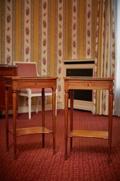 Paire de tables de chevet de style Louis...