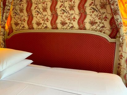 Deux têtes de lit en bois laqué crème de...