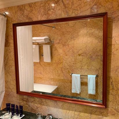 Deux miroirs rectangulaires dans un encadrement...