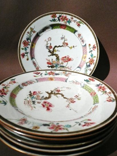 Suite de six assiettes en porcelaine de la...